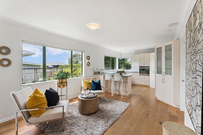 Photo of property in 9a Bradbury Road, Botany Downs, Auckland, 2010