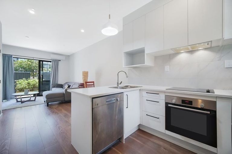 Photo of property in 29 Morihana Close, Glen Eden, 0602