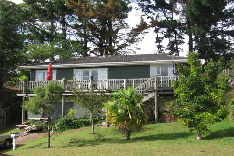 Photo of property in 28 Staincross Street, Green Bay, Auckland, 0604