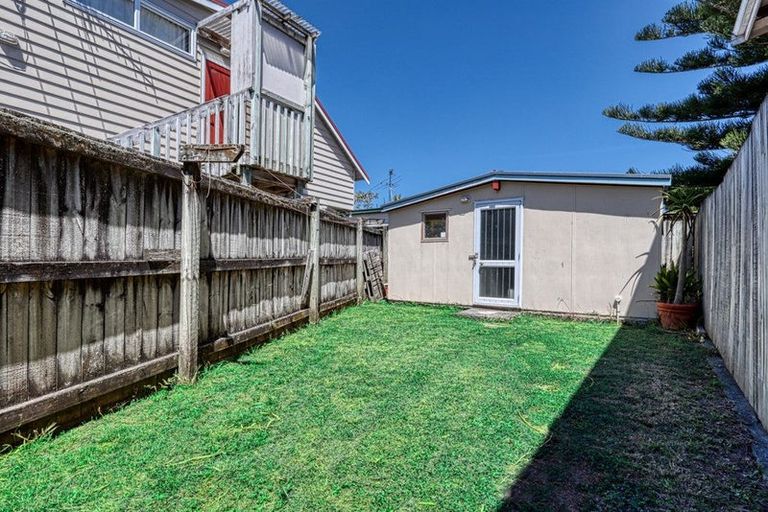 Photo of property in 46 Farquhar Road, Glendene, Auckland, 0602