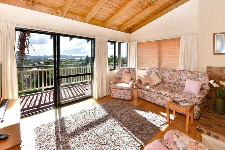 Photo of property in 148 Red Beach Road, Red Beach, 0932