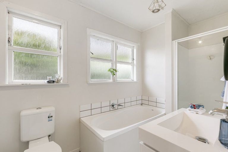 Photo of property in 32 Bellringer Crescent, Newlands, Wellington, 6037