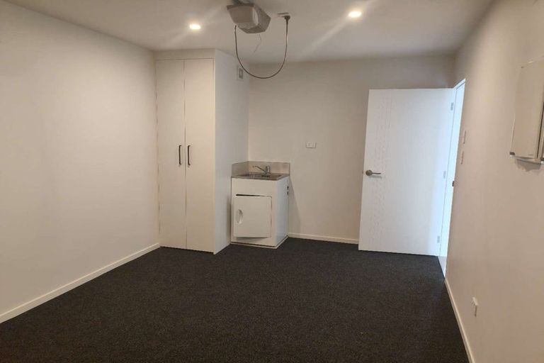 Photo of property in 8/107 Hobsonville Road, West Harbour, Auckland, 0618