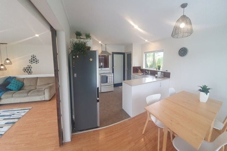 Photo of property in 1/132 Atkinson Road, Titirangi, Auckland, 0604