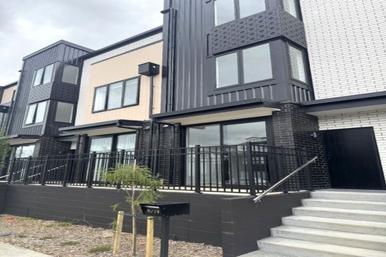 Photo of property in 9/19 Windlass Street, Long Bay, Auckland, 0630