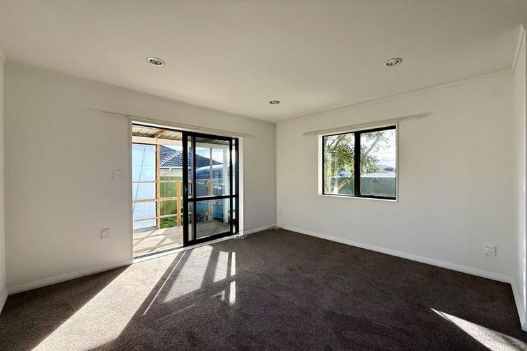 Photo of property in 6 Durham Street, Te Atatu Peninsula, Auckland, 0610