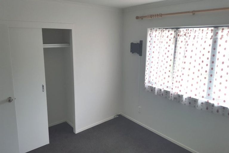 Photo of property in 18 Kiernan Place, Kelston, Auckland, 0602