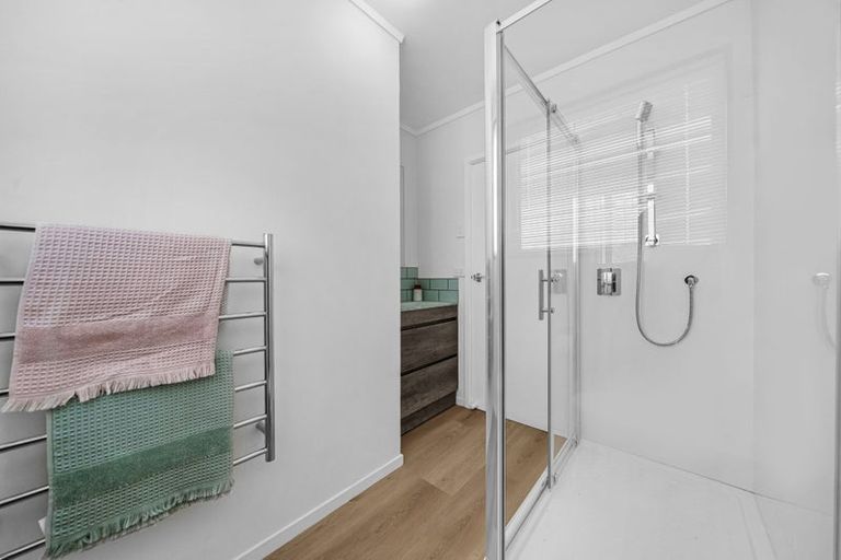 Photo of property in 2/52 Butterworth Drive, Glendene, Auckland, 0602