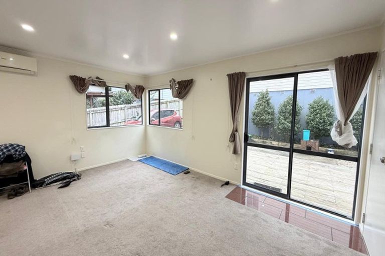 Photo of property in 79 Kemp Road, Massey, Auckland, 0614