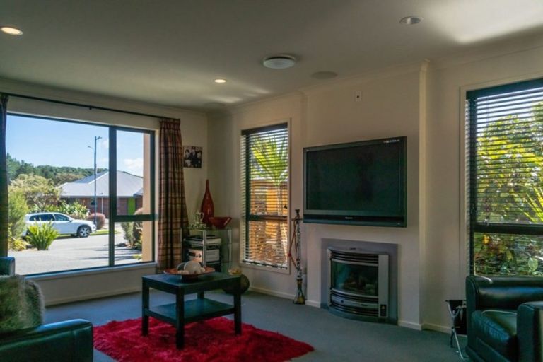 Photo of property in 15 Weka Place, Picton, 7220