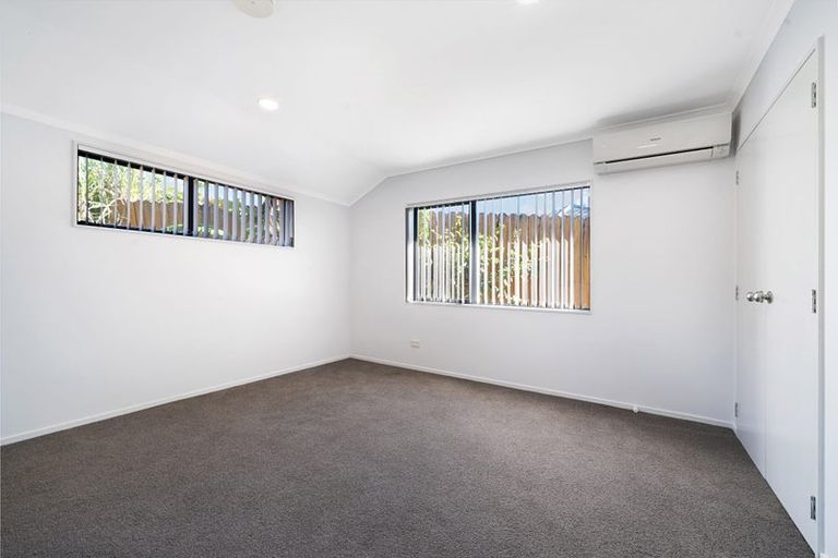 Photo of property in 18 Plumstead Rise, Glen Eden, Auckland, 0602