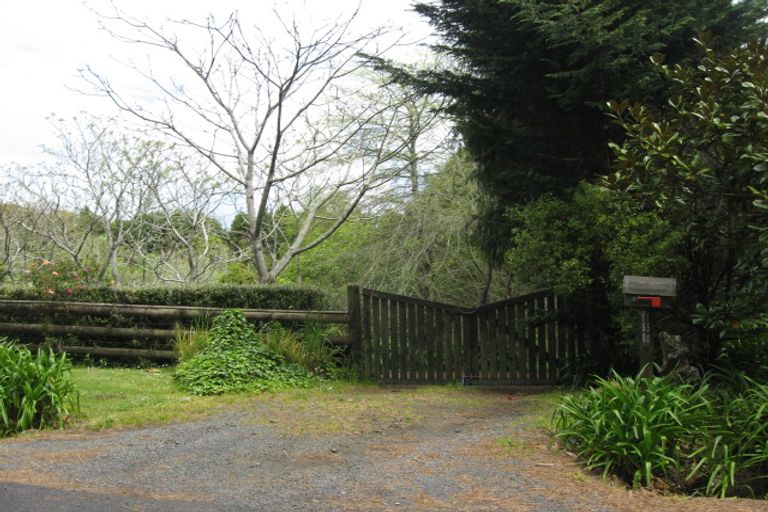 Photo of property in 150 Motu Road, Kumeu, 0891