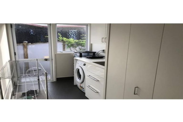 Photo of property in 10 Oakpark Place, West Harbour, Auckland, 0618