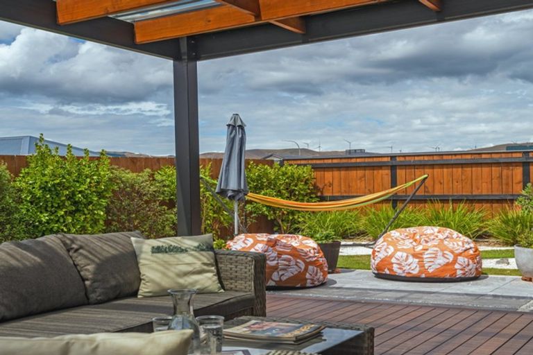 Photo of property in 8 Mediterranean Grove, Fitzherbert, Palmerston North, 4410