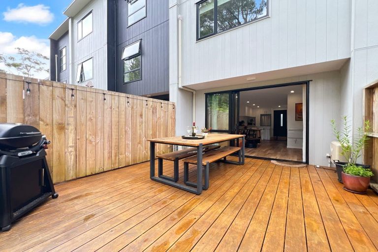 Photo of property in 31 Tokai Place, Glen Eden, 0602