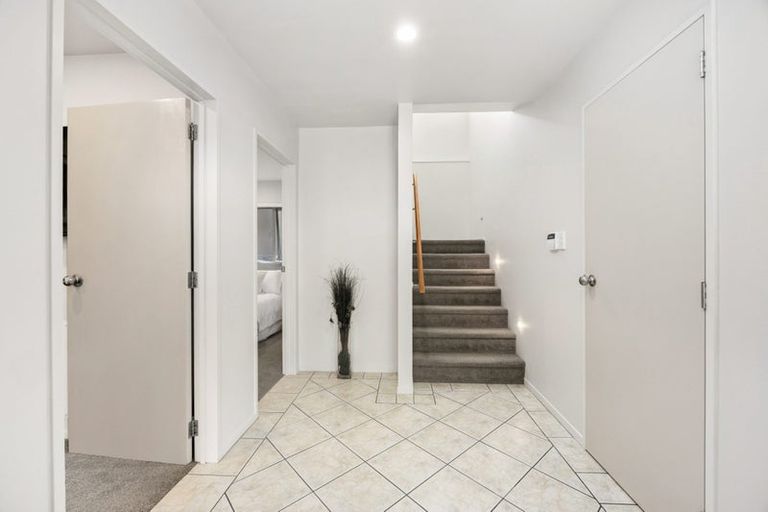 Photo of property in 1/66 Browns Bay Road, Rothesay Bay, Auckland, 0630