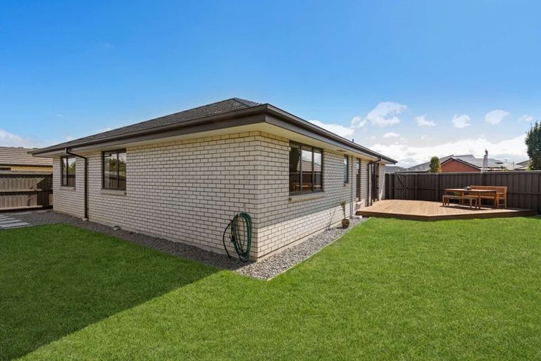 Photo of property in 16 Luxembourg Crescent, Halswell, Christchurch, 8025