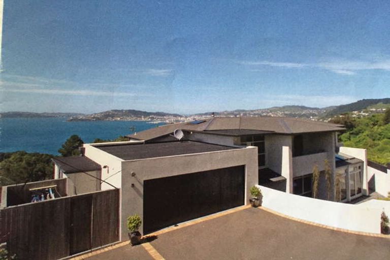 Photo of property in 135 Nicholson Road, Khandallah, Wellington, 6035