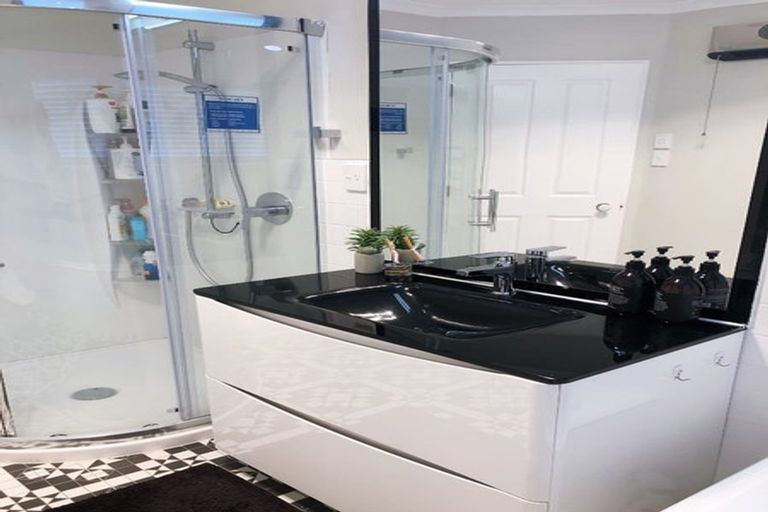 Photo of property in 2 Taroka Close, Pinehill, Auckland, 0632