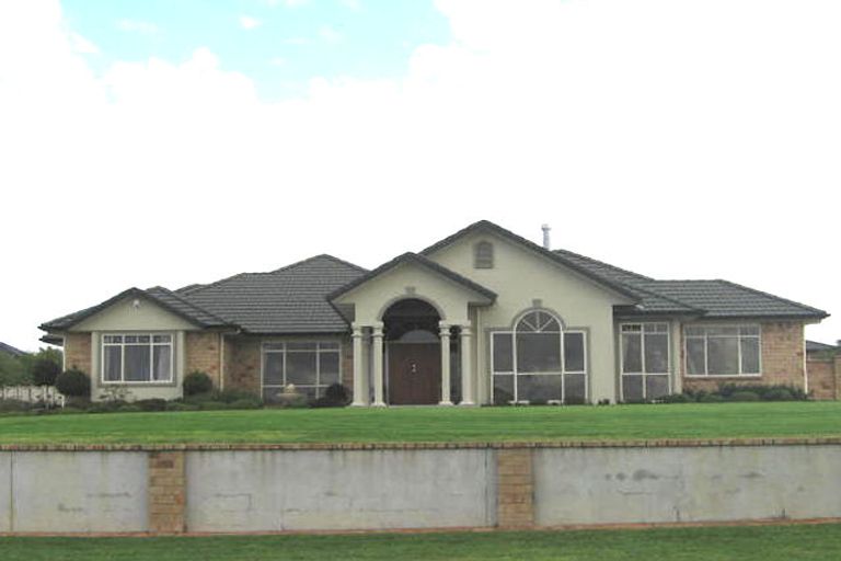 Photo of property in 16 Burgundy Park Avenue, Henderson, Auckland, 0612