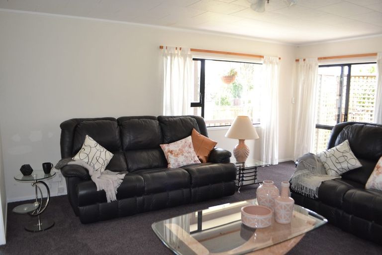 Photo of property in 52 Meadowood Drive, Unsworth Heights, Auckland, 0632
