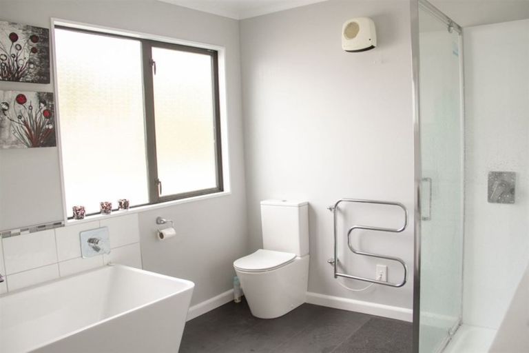 Photo of property in 10 Claverton Grove, Churton Park, Wellington, 6037