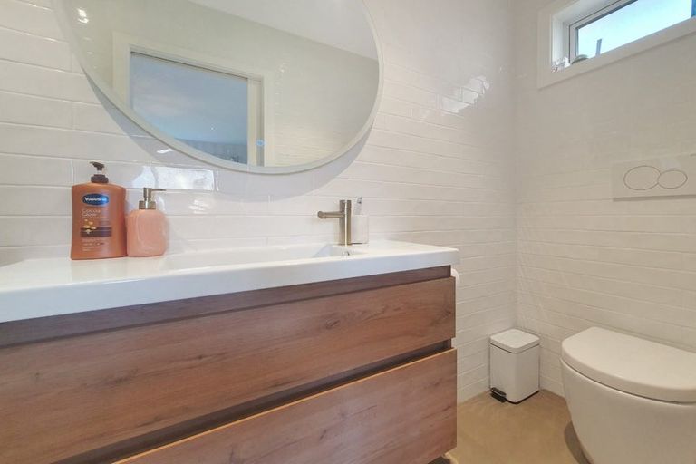 Photo of property in 102 Park Hill Road, Birkenhead, Auckland, 0626