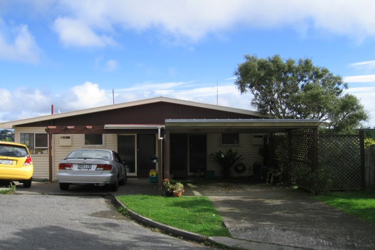 Photo of property in 15a Colchester Crescent, Newlands, Wellington, 6037