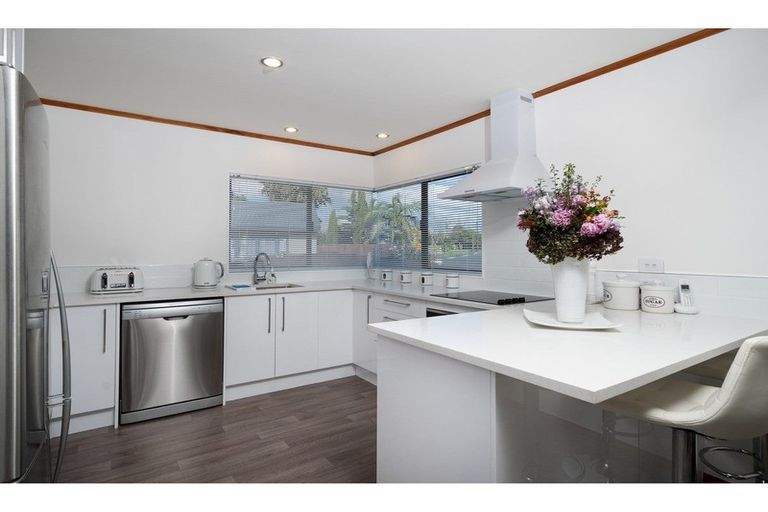 Photo of property in 13 Zefiro Drive, Massey, Auckland, 0614