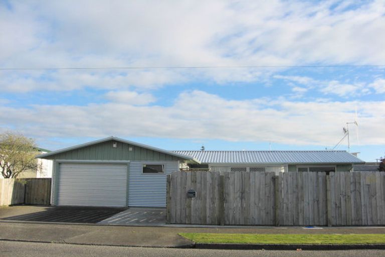 Photo of property in 2 Meadowvale Drive, Levin, 5510