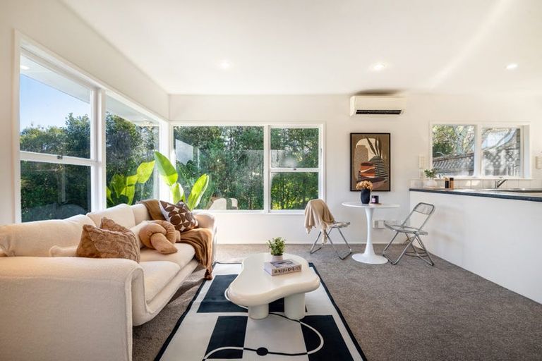 Photo of property in 2/5 Battle Place, Glenfield, Auckland, 0629