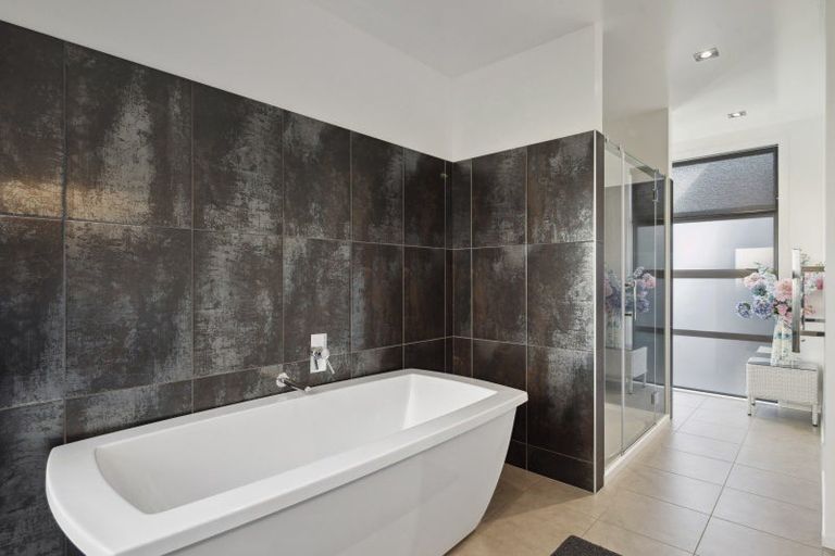 Photo of property in 9 Pukenamu Road, Rainbow Point, Taupo, 3330