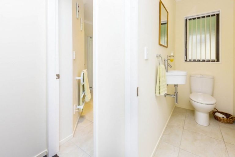 Photo of property in 40 King Charles Drive, Kingsley Heights, Upper Hutt, 5018