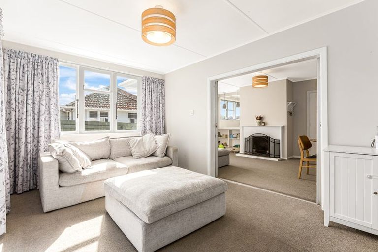 Photo of property in 90 Main Road, Titahi Bay, Porirua, 5022