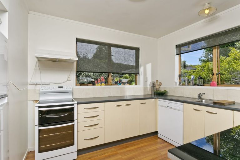 Photo of property in 2/325 Glenfield Road, Glenfield, Auckland, 0629