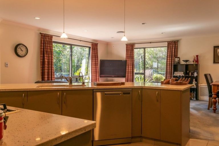 Photo of property in 15 Weka Place, Picton, 7220