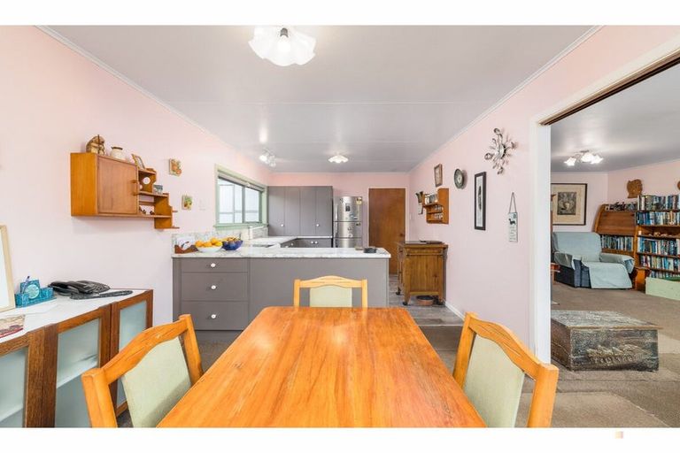 Photo of property in 92 Timaru Road, Waimate, 7924