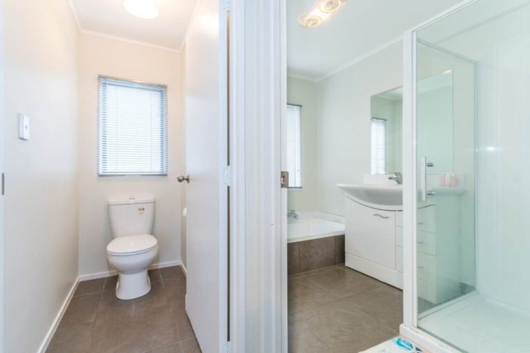 Photo of property in 2/1 Heathglen Place, Bayview, Auckland, 0629
