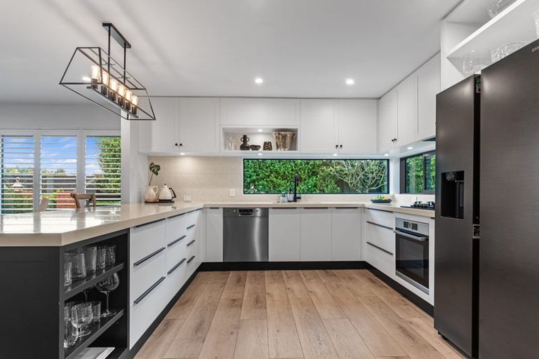 Photo of property in 100 Gardiners Road, Harewood, Christchurch, 8051