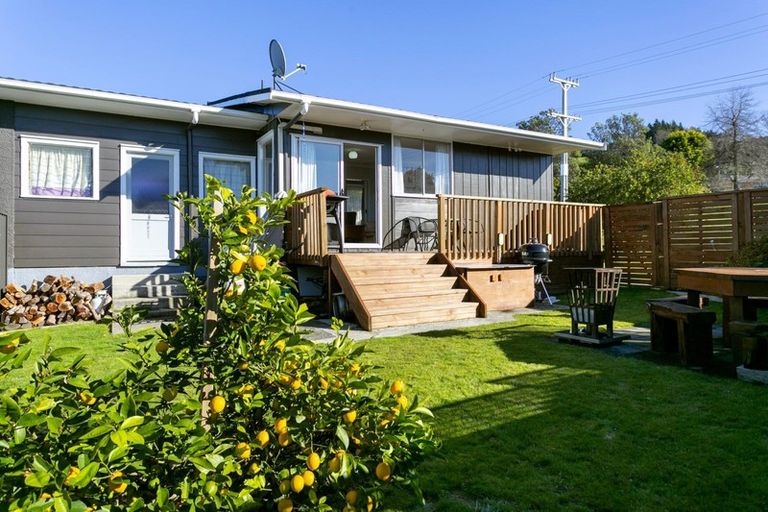 Photo of property in 11 Besley Place, Acacia Bay, Taupo, 3330