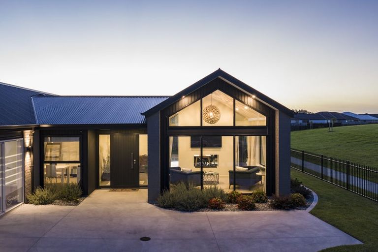 Photo of property in 14 Beveridge Road, One Tree Point, 0118