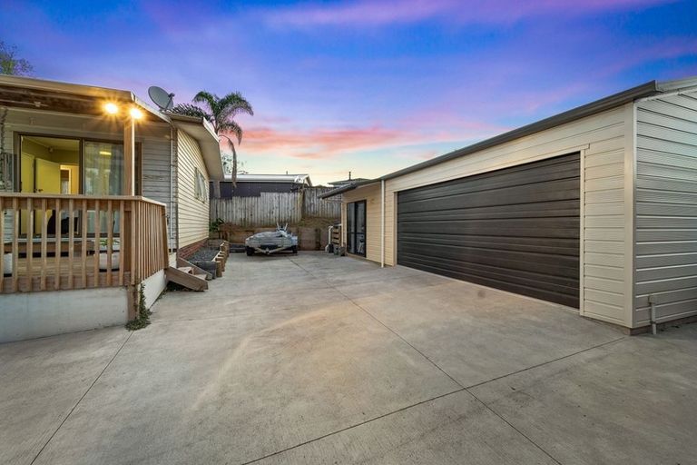 Photo of property in 35 Waimumu Road, Massey, Auckland, 0614