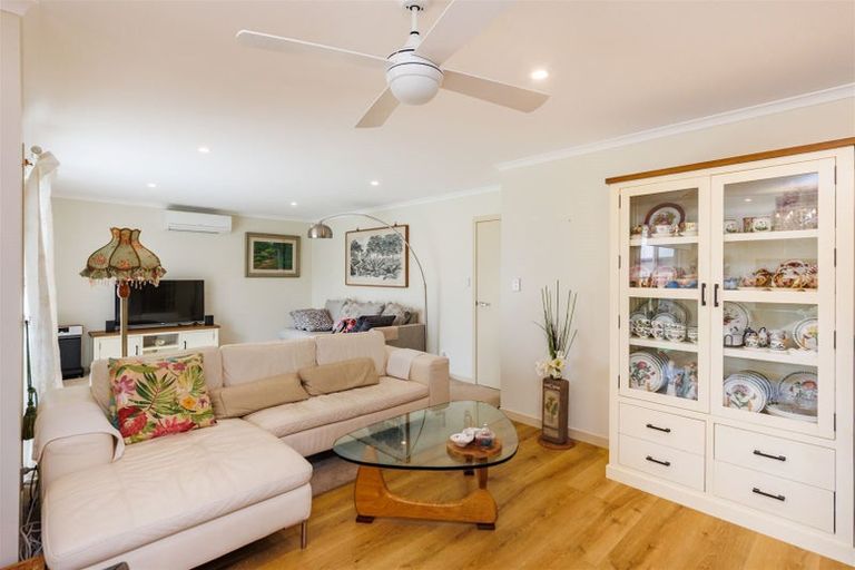 Photo of property in 14 Atlantic Drive, Fitzherbert, Palmerston North, 4410