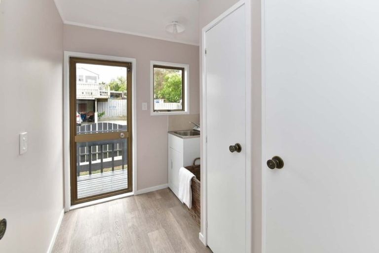 Photo of property in 2/18 Wernham Place, Northcote, Auckland, 0626