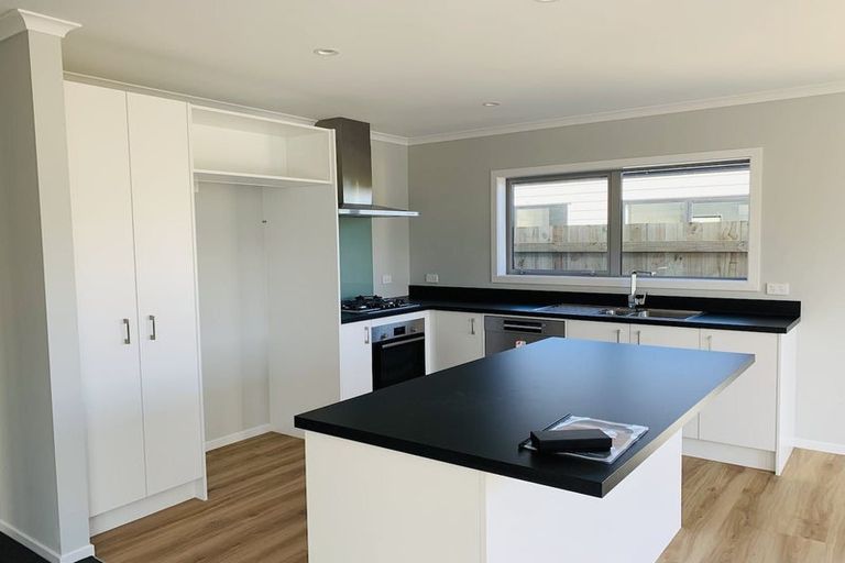 Photo of property in 28 Koru Loop, Paraparaumu, 5032