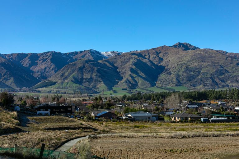 Photo of property in 33 Tomtit Crescent, Lake Hawea, 9382