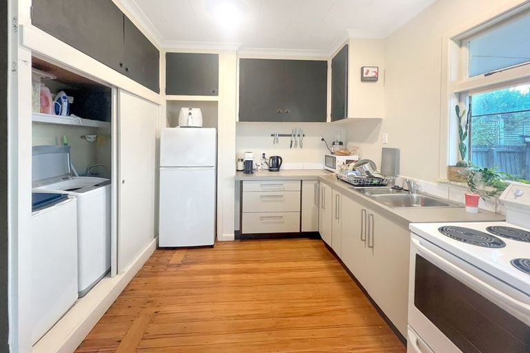 Photo of property in 137 Saint Andrews Square, Strowan, Christchurch, 8052