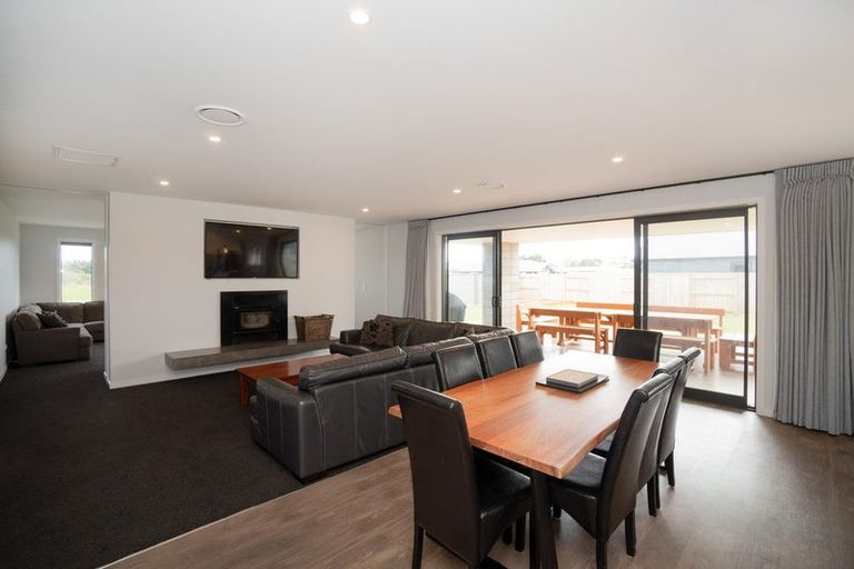 Photo of property in 76 Johnstone Drive, Fitzherbert, Palmerston North, 4410