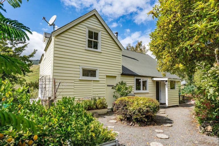 Photo of property in 8 Shadbolts Road, Pigeon Bay, Akaroa, 7583