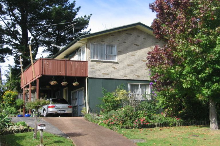 Photo of property in 30 Staincross Street, Green Bay, Auckland, 0604